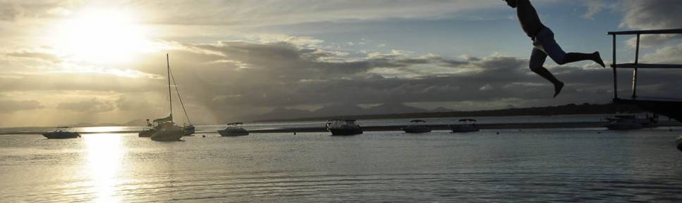 Um mergulho no Mar de Dentro no final de tarde na Ilha do Mel, no litoral do Paraná
